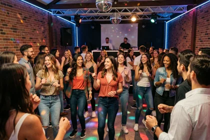 Ambiance animée d'une boîte de nuit à Perpignan avec des jeunes adultes qui dansent sur un dance floor coloré