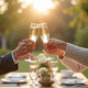 Couple élégant échangeant un toast dans un jardin ensoleille