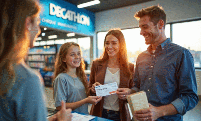 Famille souriante achetant du matériel sportif chez Decathlon