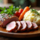 Magret de canard tranché sur assiette en bois rustique