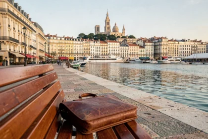 Vue panoramique du Vieux-Port de Marseille avec une mallette d'avocat posée sur un banc, symbolisant les meilleurs cabinets d'avocats de la ville