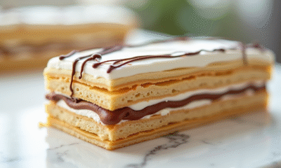 Millefeuille glacé sur marbre avec glaçage brillant