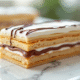 Millefeuille glacé sur marbre avec glaçage brillant
