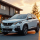 Peugeot 3008 garée devant une maison moderne en heure dorée
