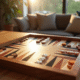 Plateau de backgammon en bois naturel dans un salon moderne