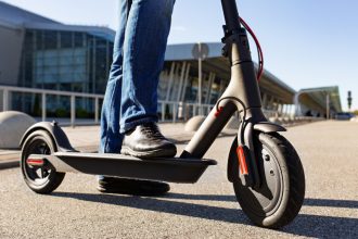 Trottinette électrique tout terrain : équipement, réglementation et assurance, ce que vous devez savoir